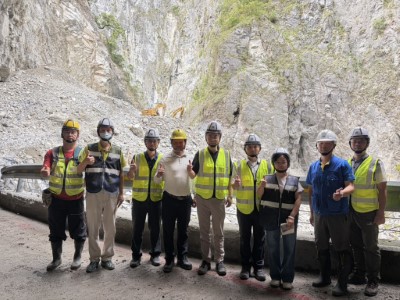 林業保育署長林華慶(右五)10月25日親自前往堰塞湖與廠商討論施工狀況，並勉勵所有工作同仁辛勞。