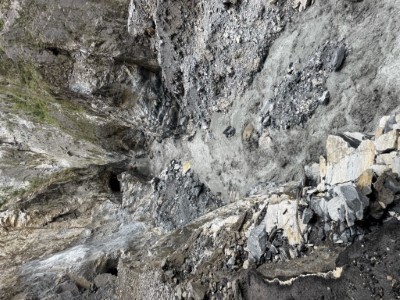 燕子口堰塞湖溢流後情況