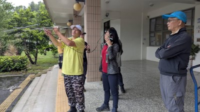 宜蘭分署同仁學習如何正確使用無線電追蹤工具