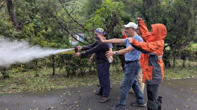 宜蘭分署同仁學習如何正確使用防熊噴霧