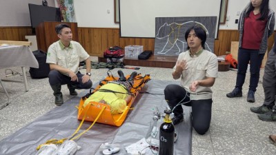 臺北市動物園獸醫師團隊講解黑熊救傷流程