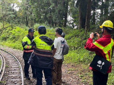 林鐵處會同竹崎分局聯合取締違法行走軌道遊客