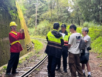 竹崎分局對違規遊客宣導法令規定