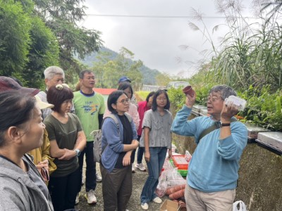 黃曜謀博士示範分盆栽植