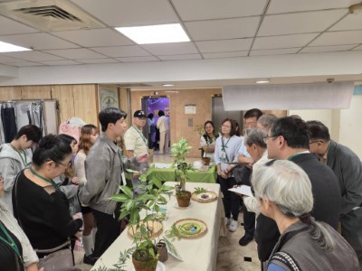 每位參賽者現場介紹土肉桂葉原料處理及菜色製作