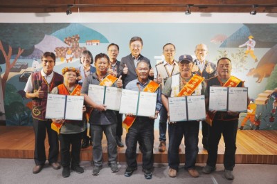 林下經濟受贈林農合影