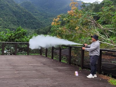 學員練習使用防熊噴劑