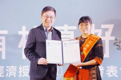 署長授證給桃源區林農蘇粮婷