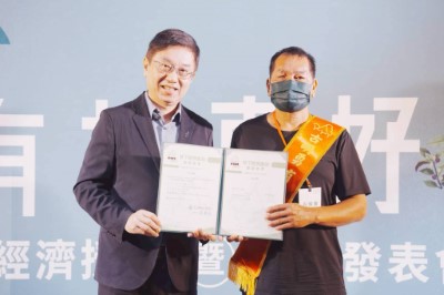署長授證給牡丹鄉林農古明勇