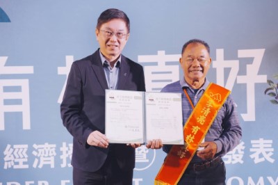 在臺東縣東河鄉銅礦種植林下經濟段木香菇的李清亮先生通過驗證獲頒證書