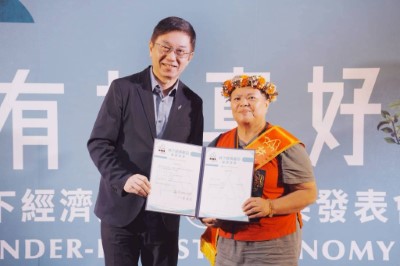 在臺東縣金峰鄉種植林下經濟段木香菇的許新嬌女士通過驗證獲頒證書