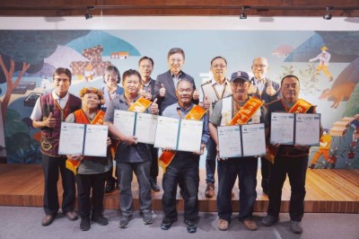 昨（6）日於臺北舉辦的林下經濟授證典禮，有5位林業保育署臺東分署輔導的林農獲頒證書。（左前一依序為，許新嬌女士、李重勲先生、李清亮先生、羅忠輝先生、杜義輝先生）