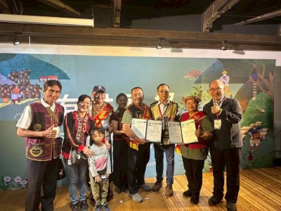 由林業保育署臺東分署與金峰鄉公所攜手輔導的3位林農，個別以段木香菇及臺灣金線連產品通過審查，獲得林下經濟驗證標章。（右一依序為臺東分署分署長吳昌祐、許新嬌女士、金峰鄉鄉長蔣爭光、杜義輝先生、羅忠輝先生