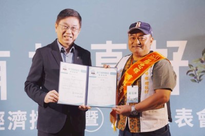 臺東縣金峰鄉種植林下經濟臺灣金線連的羅忠輝先生通過驗證獲頒證書。