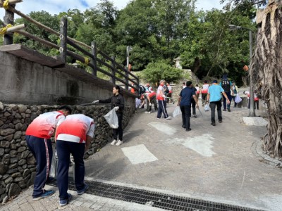 不放過任何一絲污染！憲兵弟兄們化身「環保尖兵」，在鯉魚山步道仔細撿拾廢棄物。每一個彎腰的動作，都是對臺東家園的深情守護