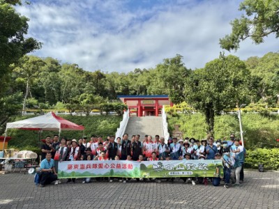 憲兵節前夕最具意義的行動！臺東憲兵隊與林保署臺東分署約60位軍民夥伴，齊聚鯉魚山保安林，以淨山取代慶祝，共同守護我們的「後花園」