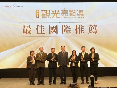 阿里山林業暨鐵道獲選交通部觀光署第2屆「台灣觀光100亮點」及「最佳國際推薦獎」，由林鐵及文資處林其德秘書受獎
