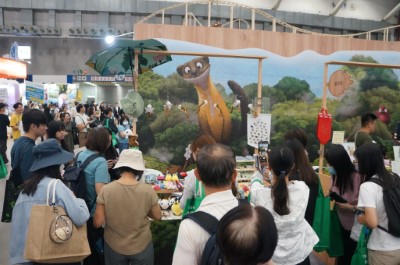 國家森林館絡繹不絕的人潮