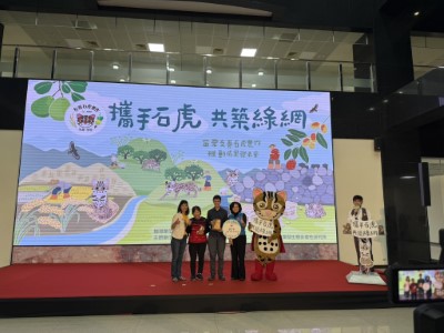 圖七、成果發表會上友善農友領獎(新竹分署提供)