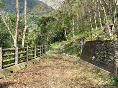 穿梭在麻荖漏步道的山林與溪水間，到達終點可眺望壯觀的彩虹瀑布