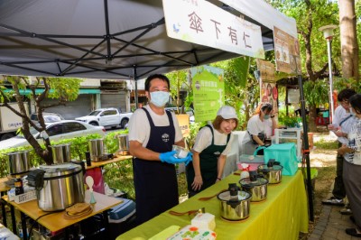 市集有販售友善食材製作的熟食蔬食點心