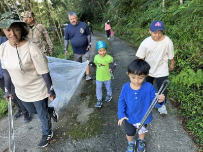 最可愛的淨山小隊！孩子們也跟著家裡長輩一起參與淨山活動照片