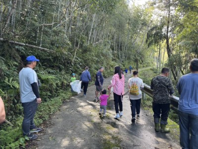 最可愛的淨山小隊！孩子們也跟著家裡長輩一起參與淨山活動照片