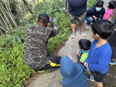 透過實地走訪與指認，族人們更深入理解獵場環境與生態分布照片