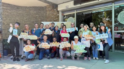 嘉蘭、新興、壢坵、大武、尚武五村及加羅板部落展現南迴山村隨森慢走漫遊計畫成果，展攤代表與與會來賓合影。