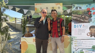 壢坵部落職人示範「愛情陶珠手串」DIY，帶領民眾認識排灣族祝福文化與工藝魅力。