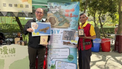 新興村聖恩咖啡莊園在現場示範咖啡烘豆與手沖流程，分享南迴咖啡的香氣與風土。