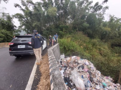 現場遭傾倒垃圾情形