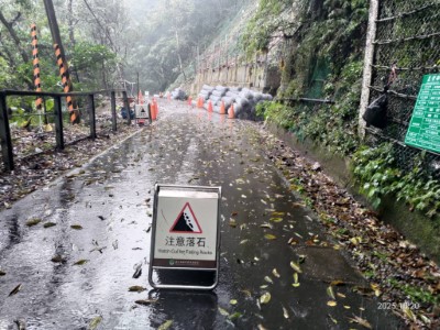 圖一、滿月圓國家森林遊樂區健行步道邊坡受雨勢影響仍有零星落石(新竹分署提供)