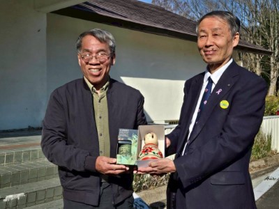 蕭崇仁分署長(左)與大崎市吉田祐幸副市長(右)交換禮物（宜蘭分署所輔導林下經濟英士馬告琴酒、日本宮城縣小徑木所做的木芥子娃娃）