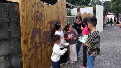 社區孩子聆聽青年大使說故事