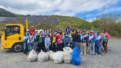 近80名在地夥伴於大武漁港周邊投入「海灘守綠・行動2538」淨灘，共同清除海岸廢棄物392公斤