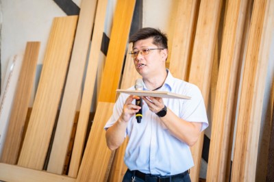 圖四、中興大學楊德新教授，解說竹材製作竹板的加工過程。