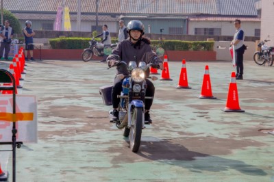 術科測驗-騎乘循環檔機車