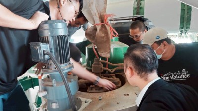 技術人員說明設備機組操作及實機運轉4