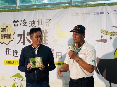 美濃區農會鍾清輝總幹事（左）、美濃區蔬菜產銷班第十八班李煥生班長（右）分享水雉保育
