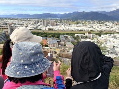 許多民眾一早來到鯉魚山步道參加集章活動