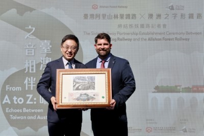 澳洲之字型鐵路致贈林業保育署締結禮品