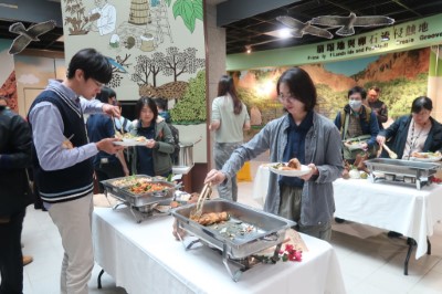 圖五、與會者品嘗友善石虎農作餐食，從味蕾感受土地回饋，也體現保育在地深耕的成果。(2)