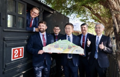 Group photo of the Alishan Forest Railway team and the Zig Zag Railway delegation in front of Steam 