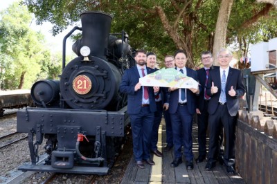 Zig Zag Railway guests holding the commemorative headboard and posing in front of Steam Locomotive N