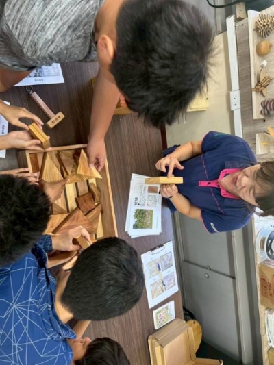 孩子們化身「小小木材偵探」，循著森林留下的線索認識木材來源。
