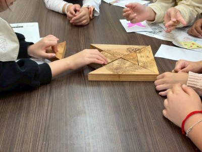 由知本自然教育中心講師帶領學童觀察國產材教具，介紹不同樹種的木紋特色。