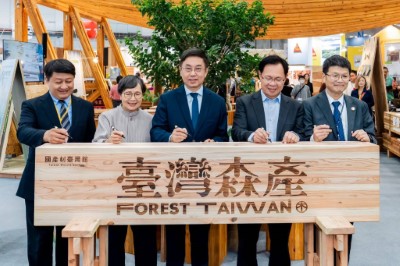 2025「國產材臺灣館」以「森產」為核心主題，攜手20家木竹材業者，共同呈現「循環、碳匯、建築的在地材料行動」策展主軸，展現國產材在永續利用與建築應用上的多元價值。