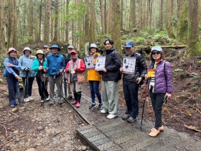阿里山鄉前鄉長陳明利長老，偕同向特富野古道遊客宣導人熊相遇因應方式