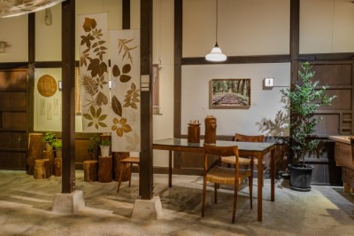 展覽現場以三大主題呈現森林融入生活的想像，「木居生活」單元邀集14位藝術家與工藝家，透過多元媒材創作，具體展現「森林．家」的藝術風貌。